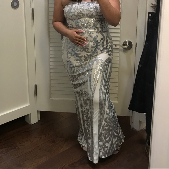 I’m selling a dress, it was worn once . - Picture 5 of 5